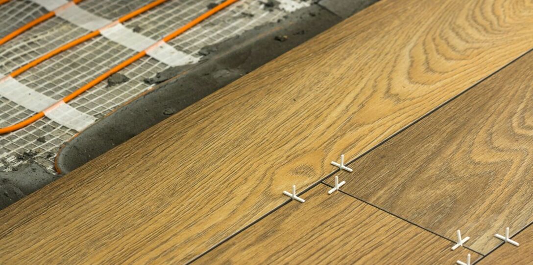 Podłoga drewniana a ogrzewanie podłogowe – to warto wiedzieć