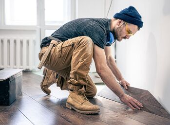 Jak wygląda profesjonalny montaż podłogi drewnianej?