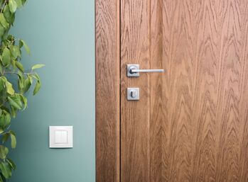 Czym kierować się przy wyborze drewnianych drzwi wewnętrznych?