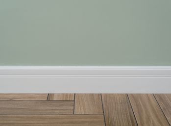 Listwy przypodłogowe: MDF, drewniane czy plastikowe?
