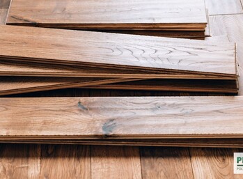 Deska warstwowa czy lite drewno – co wybrać i dlaczego?