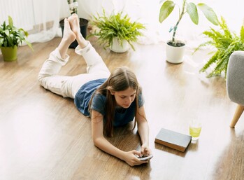 Drewniana podłoga w pokoju nastolatka – jaki styl wybrać?