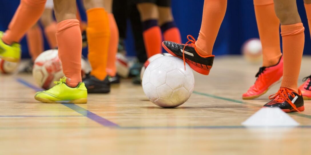 Jaka podłoga drewniana będzie najlepsza do hali sportowej?
