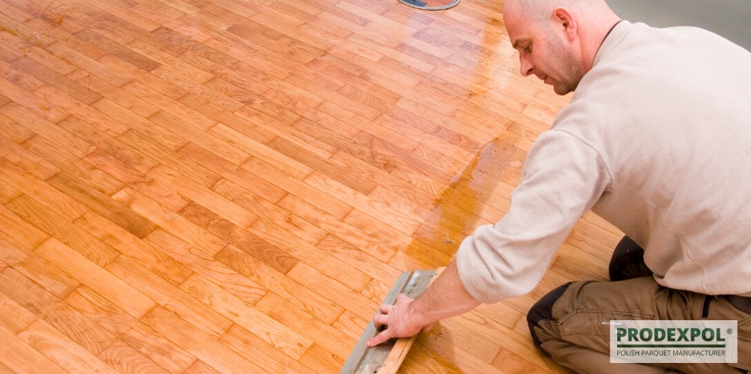 Olej, lakier czy wosk twardy? Porównanie wykończeń podłóg krok po kroku
