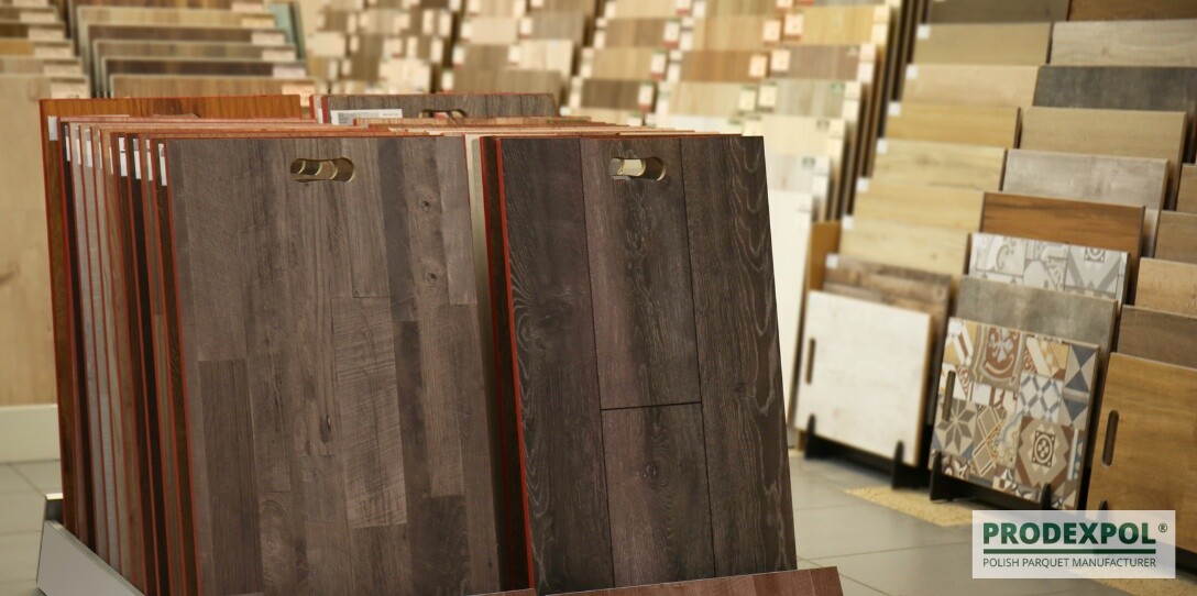 Szerokość desek a optyka pomieszczenia – jak dobrać format klepki/deski do metrażu