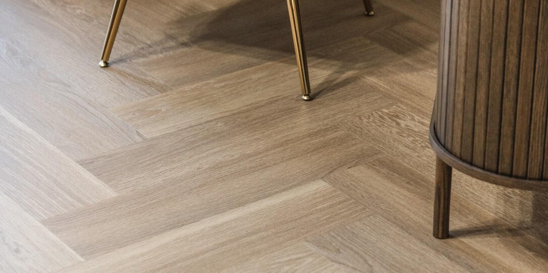 Panele winylowe czy drewno lite? Porównanie estetyczne i funkcjonalne