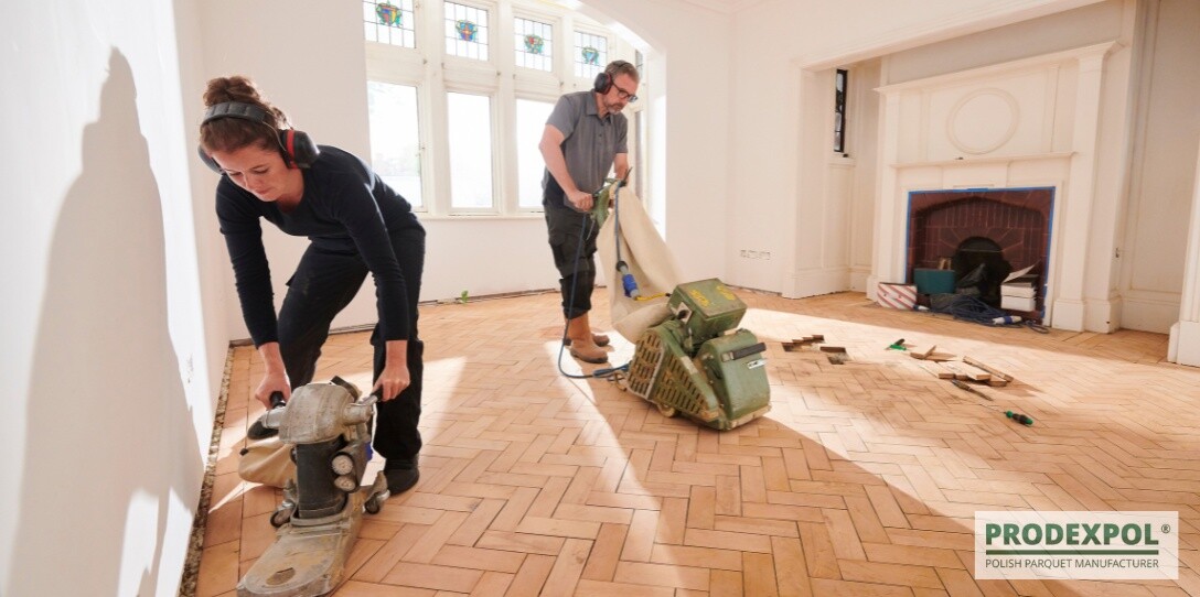 Zamierzasz przeprowadzić renowację parkietu? Sprawdź, kiedy warto zdecydować się na cyklinowanie, a kiedy wystarczy szybkie odświeżenie!