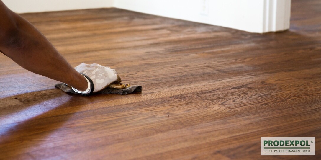 Jak wydłużyć żywotność drewnianej podłogi? 4 proste zasady