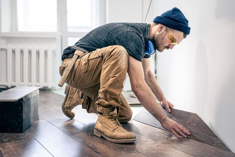 Jak wygląda profesjonalny montaż podłogi drewnianej?