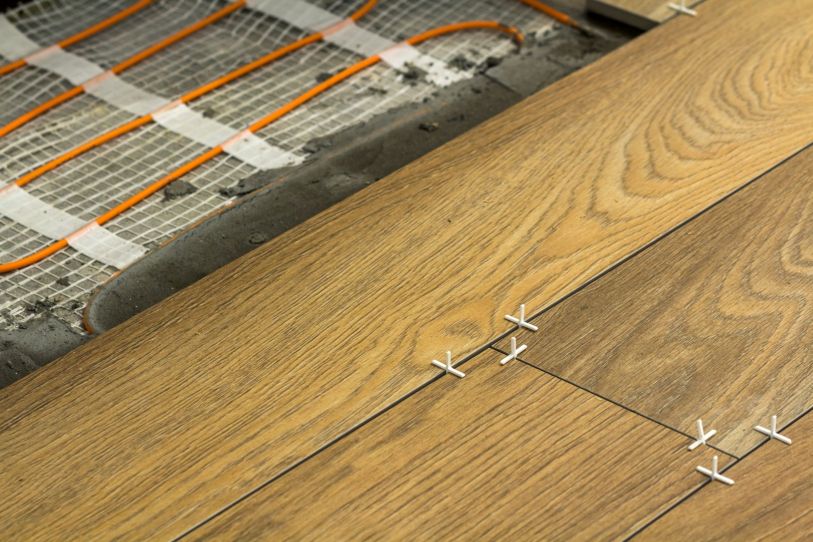 Podłoga drewniana a ogrzewanie podłogowe – to warto wiedzieć