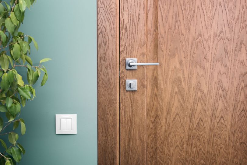 Czym kierować się przy wyborze drewnianych drzwi wewnętrznych?