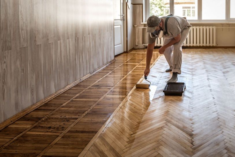 Jak poprawnie dbać o drewniane podłogi lakierowane?