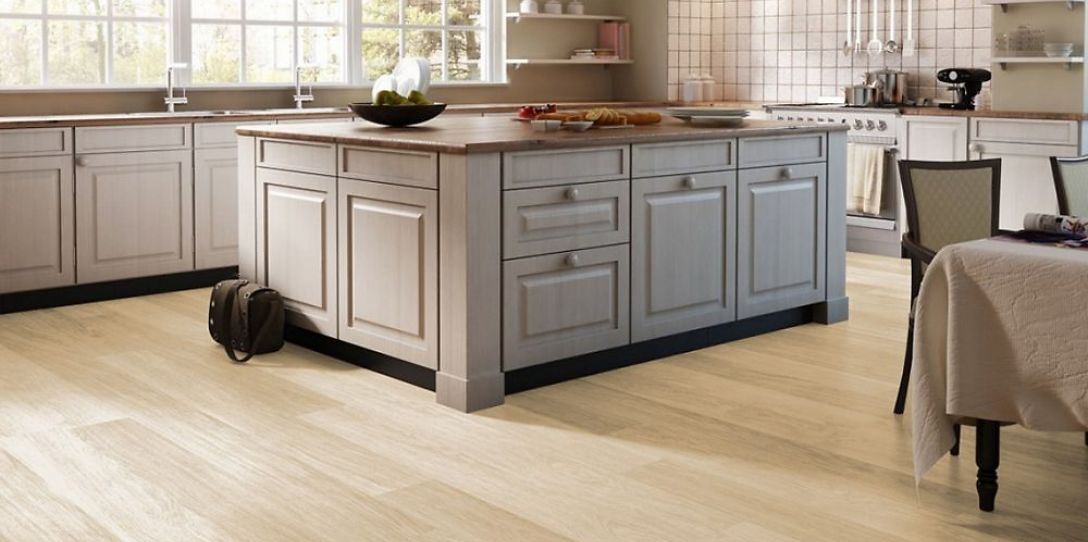 Jak wybrać najlepszą podłogę drewnianą do kuchni?